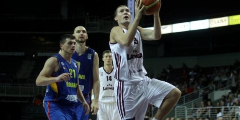 Latvijas basketbolisti pirmo EČ atlases apli beidz ar triumfu pār Rumāniju