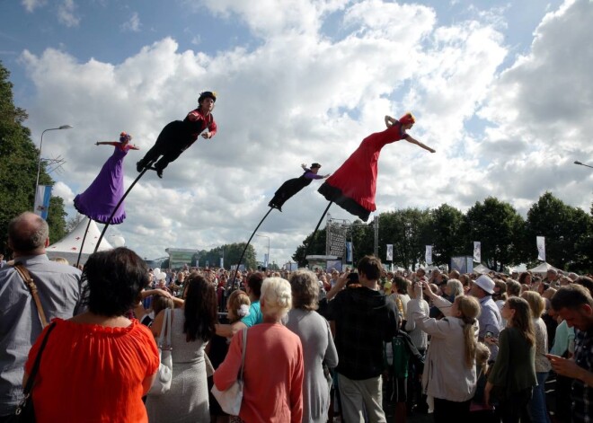 Akrobātu grupa "Strange fruit" Rīgas svētkos 2014