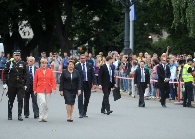 Vācijas kanclere Angela Merkele noliek ziedus pie Brīvības pieminekļa