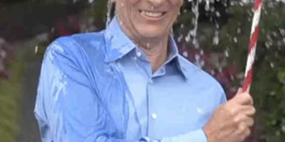 „Microsoft” dibinātājs un viens no pasaulē bagātākajiem cilvēkiem Bils Geitss uzgāž sev spaini ar ledusaukstu ūdeni.