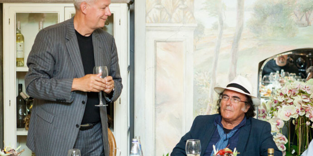 Itāļu dziedātājs Al Bano kopā ar Valdi Zatleru ieturējās dienu pirms koncerta. Eksprezidents pat cēlās kājās, lai uzsauktu tostu par godu māksliniekam.