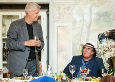 Itāļu dziedātājs Al Bano kopā ar Valdi Zatleru ieturējās dienu pirms koncerta. Eksprezidents pat cēlās kājās, lai uzsauktu tostu par godu māksliniekam.