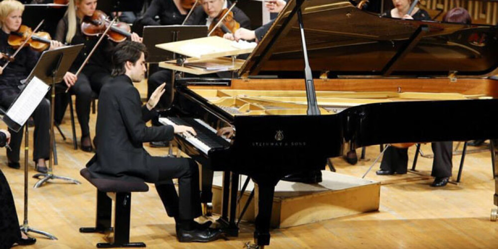 Georgijs Osokins 19 gadu vecumā ir vairāku starptautisku pianistu konkursu laureāts.