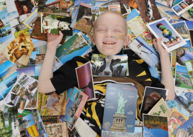 Ar vēzi slims puisēns aizkustina tūkstošiem cilvēku visā pasaulē. FOTO