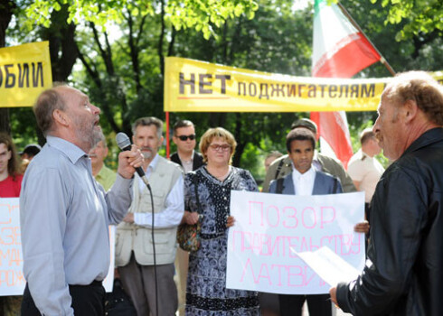 Bijušie Saeimas deputāti Jakovs Pliners (no labās) un Vladimirs Buzajevs piedalās Latvijas Krievu savienības protesta akcijā pret Latvijas ārpolitiskajiem lēmumiem, kas veicinājuši sankciju ieviešanu no Krievijas puses pie Ārlietu ministrijai.