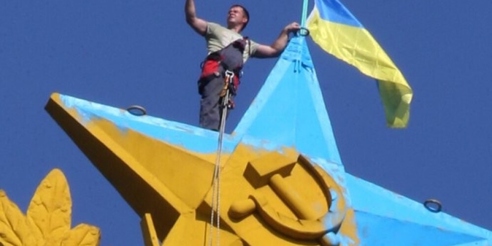 Война флагов: над высоткой в центре Москве подняли украинский флаг. ВИДЕО