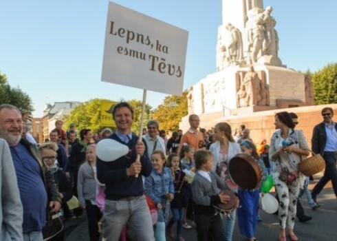 Tēva dienas gājienā, kas šā gada 13. septembrī plkst. 11.00 sāksies pie Brīvības pieminekļa, aicināta piedalīties ikviena ģimene, topošie vecāki un vecvecāki, kā arī ikviens cilvēks, kurš vēlas kādam tētim pateikt paldies.