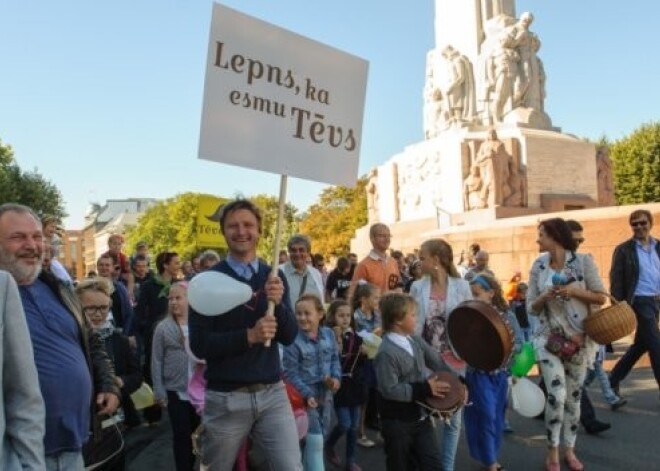 Tēva dienas svētki un gājiens Rīgā kļūst par tradīciju