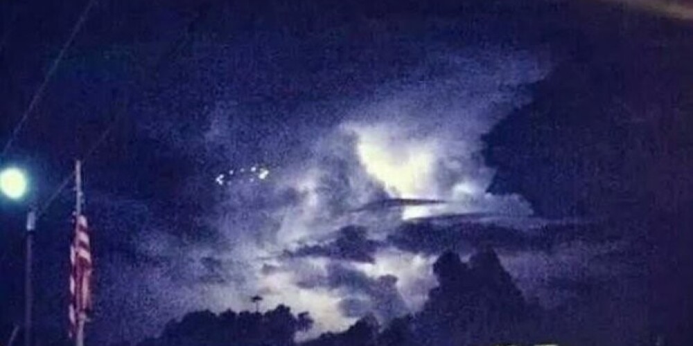 Сотни жителей Техаса сфотографировали НЛО. ВИДЕО
