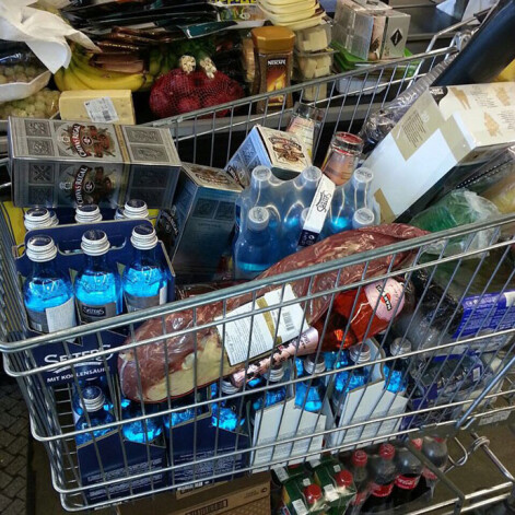 Перед началом торжества семья основательно закупилась в супермаркете