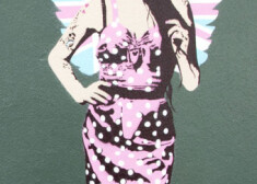 Eimija Vainhausa 27 gadu vecumā mira no saindēšanās ar alkoholu. Kamēr tika domāts par viņas skulptūras veidošanu, grafiti meistari slaveno dziedātāju jau attēlojuši Londonā uz sienas.