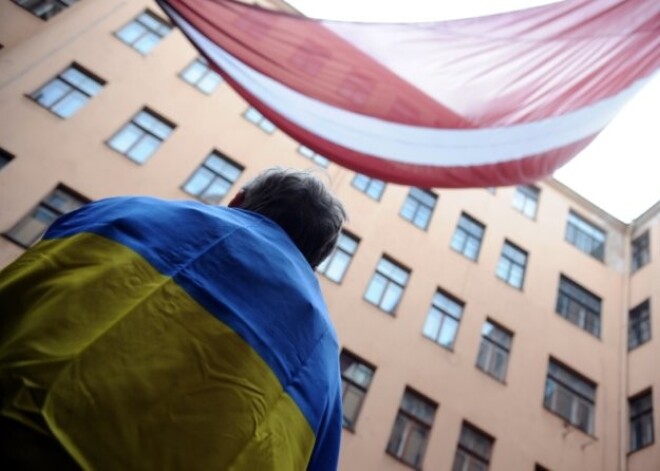 "Stūra mājā" pieminēt nacisma un staļinisma upurus ierodas vairāki simti cilvēku. FOTO