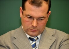 Мамыкин на оскорбление тут же отреагировал, написав на своей странице в facebook: «Интересно, Национальный совет по электронными СМИ теперь тоже затаскает по судам Латвийское радио, как это они делали с ПБК, а еще раньше со старым TV5? Или вдруг все забудут, потому что — это «общественное радио»?