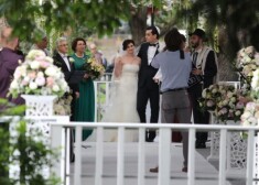 Laulības ceremonijai bija uzcelta īpaša lapene, kas viscaur bagātīgi bija rotāta ar krāšņiem ziediem.