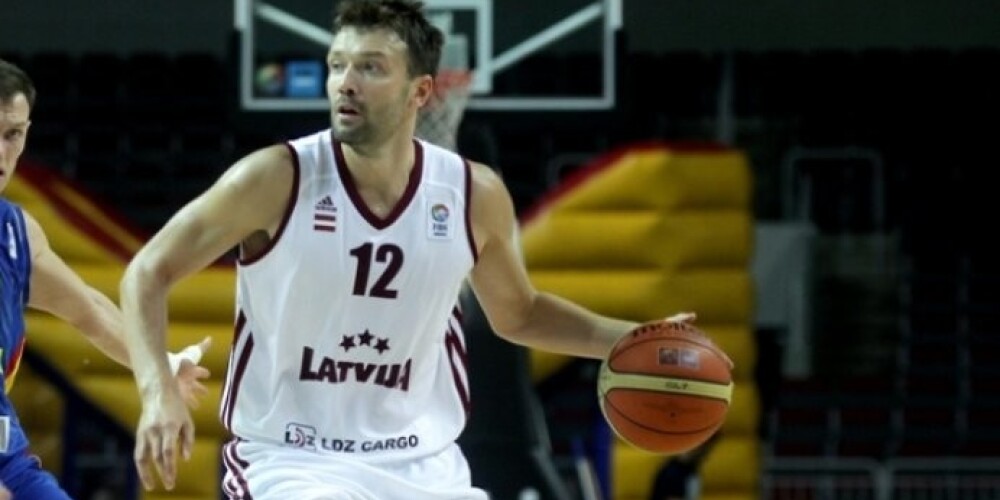 Piecas no piecām! Latvijas basketbolisti turpina uzvarēt kvalifikācijas cīņās