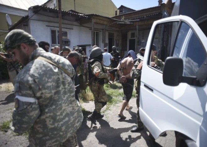 Kaujinieki mēģina iebrukt Ukrainas dienvidu pilsētā Mariupolē