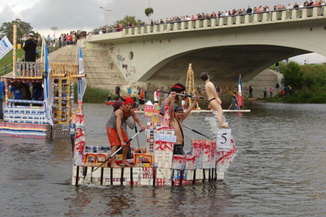 Sestdien Jelgavā notiks tradicionālie Piena, Maizes un Medus svētki, kuru krāšņākais un atraktīvākais pasākums ir Piena paku regate.