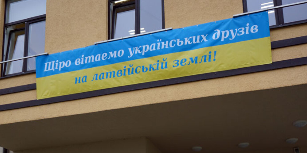 Salaspils domes ukrainiski izkarinātais plakāts, kas sveicināja ukraiņu draugus uz Latvijas zemi, iniciējis pārkāpuma lietas ierosināšanu par Valsts valodas likuma pārkāpumu. Plakāts Ukrainas karoga krāsas „samulsinājis” „Saskaņas centra” Salaspils domes deputātu Vladislavu Haļuku.