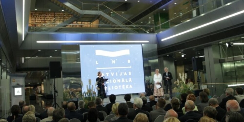 Atklāšanas dienā īpašā pasākumā tiek godināti tie cilvēki, kuri 25 gadus ir piedalījušies, atbalstījuši, līdzdarbojušies bibliotēkas tapšanā, bet "Ziedoņa zālē" oficiālajā Inaugurācijas ceremonijā piedalījās ap 100 ārvalstu viesu.