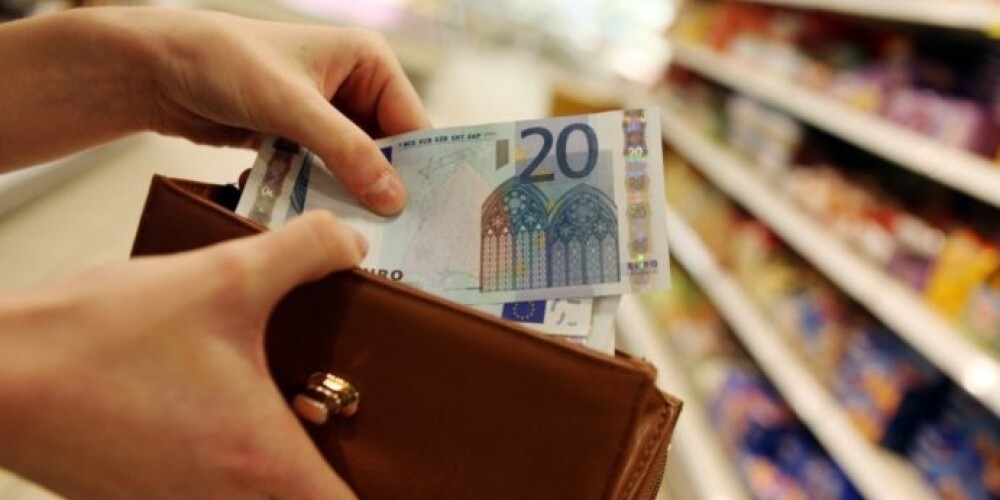 Средняя брутто-зарплата в Латвии во втором квартале составила 762 евро