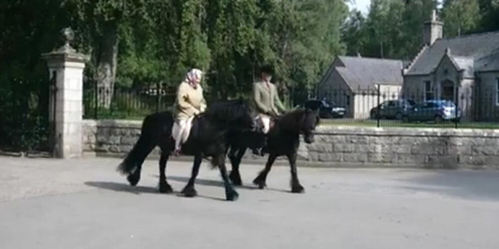 88-летняя королева Елизавета II до сих пор ездит верхом на лошади