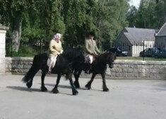 Британская королева Елизавета II была запечатлена выезжающей из ворот своего шотландского замка верхом на лошади