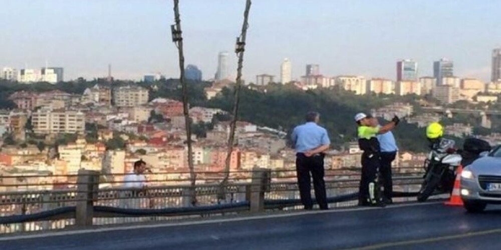 Полицейский сделал селфи на фоне самоубийцы. ФОТО
