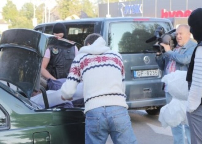 Policija Imantā pārtrauc ziedojumu vākšanu Ukrainas bandītiem. FOTOREPORTĀŽA