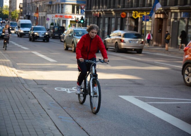 Šobrīd Rīgas centrā uz brauktuvēm izveidotas trīs velojoslas – Lāčplēša, Dzirnavu un Elizabetes ielā. Tas radījis sašutumu autovadītājos, jo nu nākas sēdēt sastrēgumos, kamēr pa velojoslu pārvietojas vien divi, trīs riteņbraucēji. Rīgas mērs sola pamatīgu pilsētas centra pārveidi, velojoslas ierīkojot teju uz katras ielas, kur ikdienā ir intensīva satiksme.