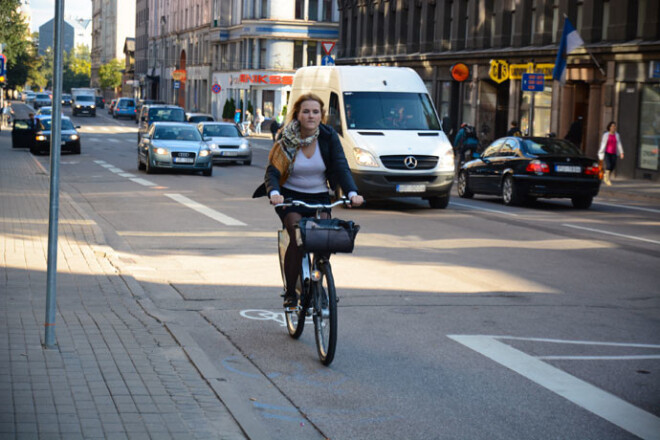 Velokurjers Oļegs Stoļarovs atzīst, ka velojoslu dēļ, beidzot uz brauktuves var justies brīvi.