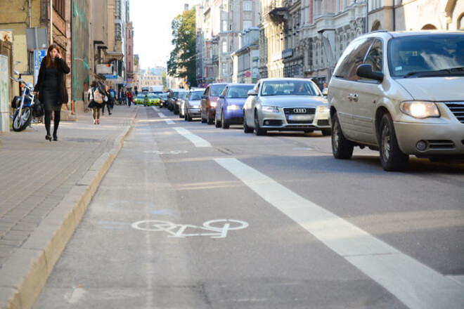 Autobraucēji neapmierināti, ka nu ilgāk jāsēž sastrēgumos, lai arī velojoslu mērķis bijis tos mazināt.