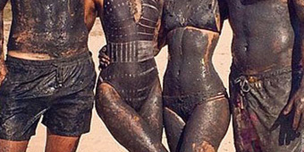 Parisa Hiltone nosmērējusies galīgi melna. Vannojas dubļos. FOTO
