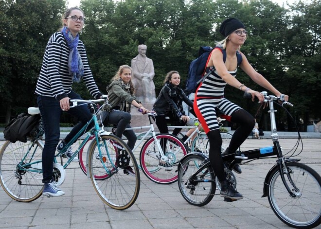 Ar "Poētisko velobraucienu" no Gaismas pils un svinīgo pasākumu kultūras vasarnīcā Esplanādē ceturtdien atklātas Dzejas dienas, kas piedāvās vairāk nekā 100 dažādu pasākumu divu nedēļu garumā.