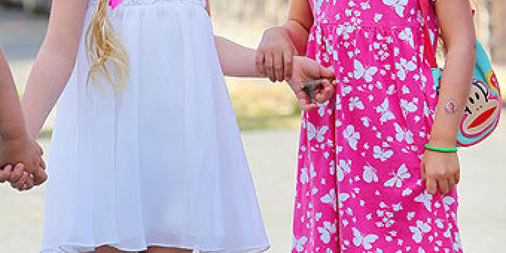 Tā Sāra Džesika Pārkere saģērbusi meitas pirmajai skolas dienai. FOTO