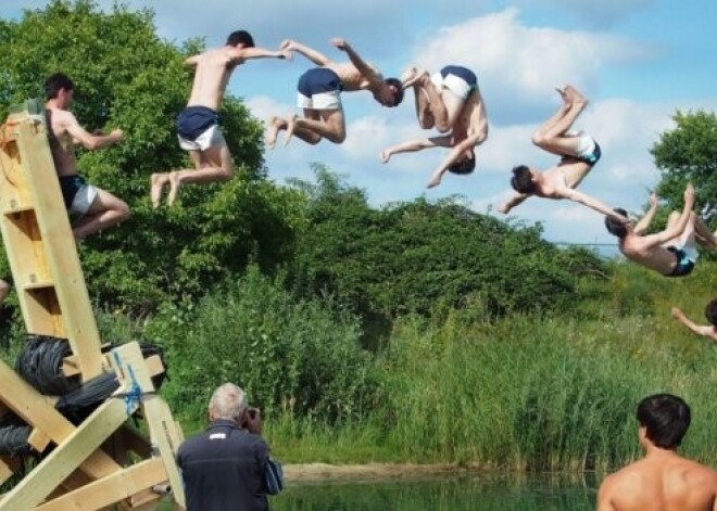 Nevis slinkojot un pūstot... Divi brāļi izdomā lielisku izklaides veidu vasarai. FOTO