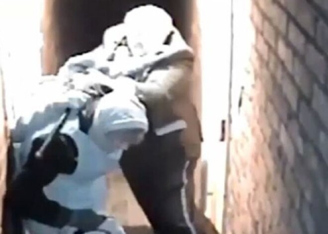 Пожилой мужчина выгнал из дома троих вооруженных грабителей. ВИДЕО