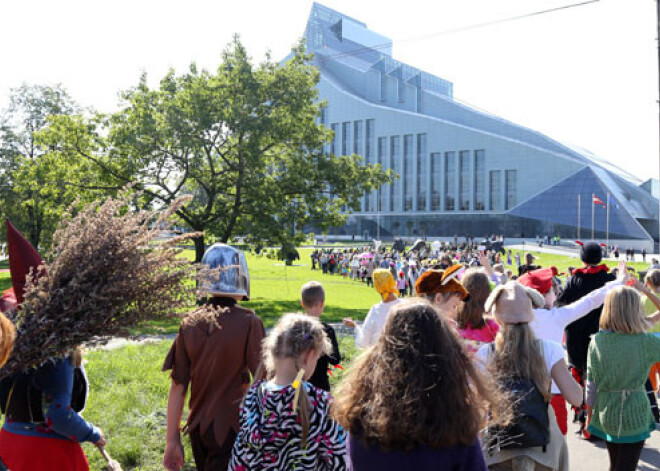 Aptuveni 1500 bērnu devušies karnevāla gājienā "Gribu iet uz bibliotēku!" FOTO