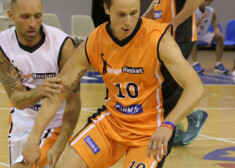 Mūziķis Gacho cenšas atņemt bumbu basketbolistam Kasparam Kambalam. Taču gluži loģiski – neveiksmīgi, ko Kambala pārsteidz Gacho ar negaidītu piespēli.