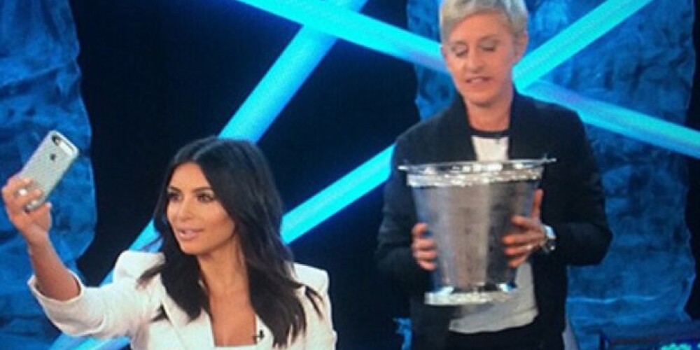 Ким Кардашьян облила водой в эфире «Шоу Эллен Дедженерес» ведущая программы