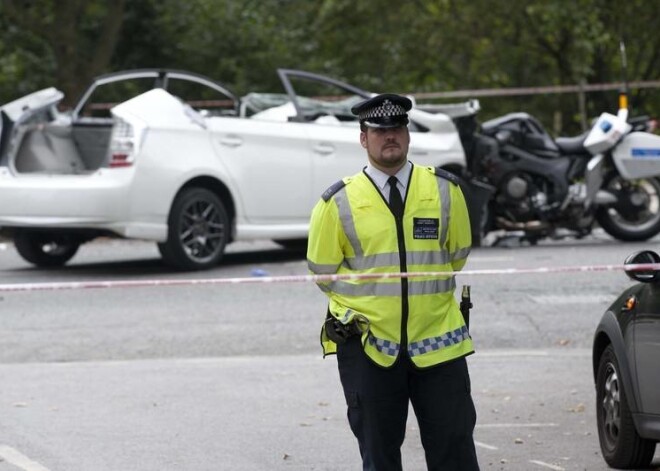 Prinča Harija automašīnu eskortējošais policists ietriecās no sānielas izgriezušā taksometrā.