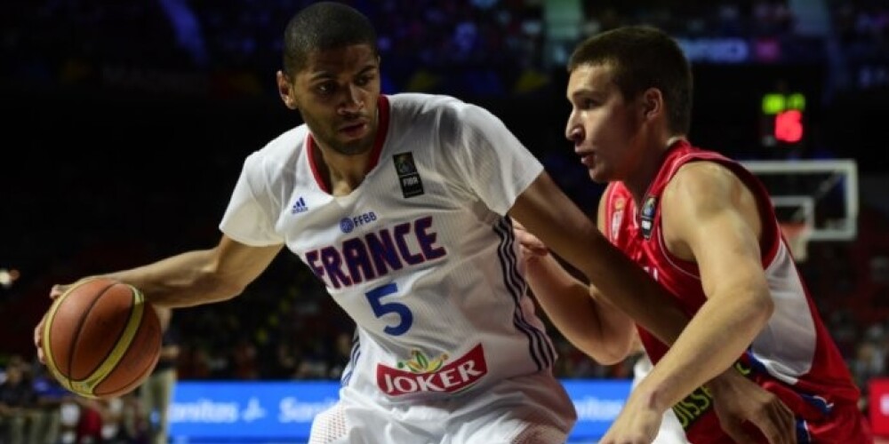 Spēles galotnē galvenie spēki abām komandām uzbrukumā bija Nikolā Batums (pa kreisi) un tikai 22 gadus vecais Bogdans Bogdanovičs (pa labi).