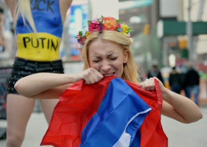 FEMEN устроили голый перформанс на избирательном участке в Москве. ВИДЕО