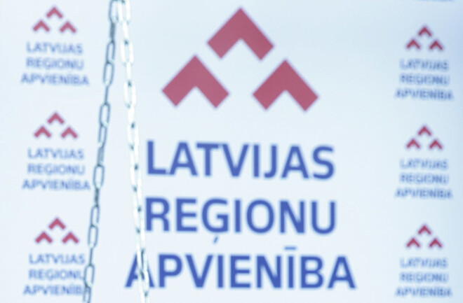 Reģionu apvienības sarakstā ir vairāki politiķi, kuru iepriekšēja politiskā darbība nav izcēlusies ar sevišķi kristāldzidru darbību – Mārtiņš Bondars, Dainis Liepiņš, Armands Agrums, Aldis Alliks, Māris Pļaviņs, Normunds Vilnītis. Tā vismaz apgalvo viņu politiskie konkurenti.