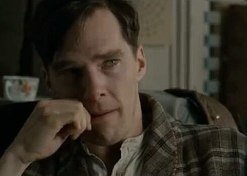 Kadrs no biogrāfiskās filmas "The Imitation Game", kurā galvenāj lomā iejuties britu aktieris Benedikts Kamberbačs.