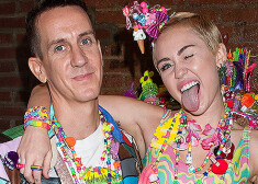 Modes dizainers Džeremijs Skots un dziedātāja Mailija Sairusa pēc kolekcijas skates.