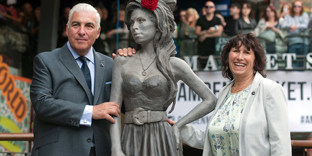 Londonā atklāta Eimijas Vainhausas statuja. FOTO