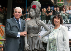 Eimijas Vainhausas vecāki Mičs un Dženisa meitas bronzas statujas atklāšanā.