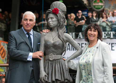 Londonā atklāta Eimijas Vainhausas statuja. FOTO