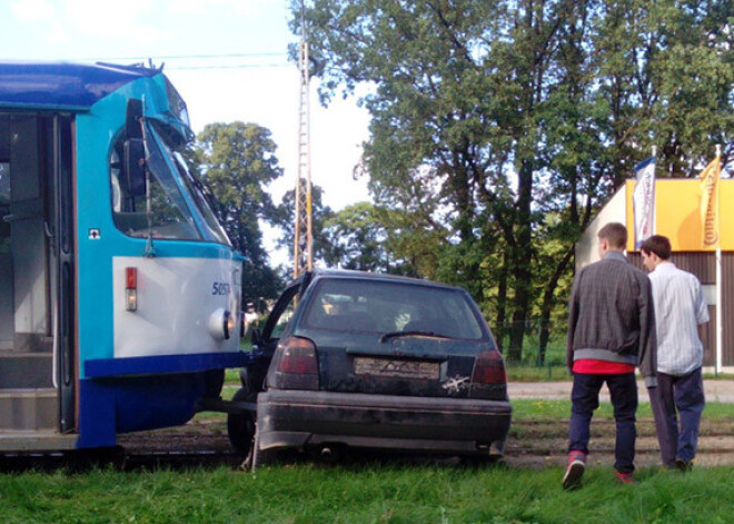 Tramvajs un "golfiņš" Rīgā nesadala sliedes. FOTO