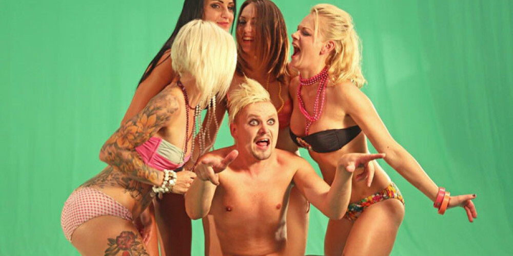 Grupas “RYGA” līderis Mārcis Judzis daiļavu ielenkumā, videoklipa “TITS” filmēšanas laikā.